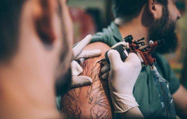 Robienie tatuażu